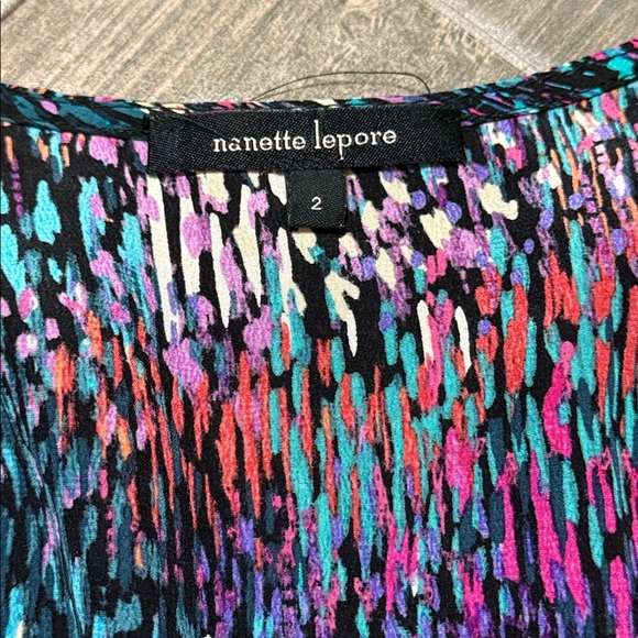 Nanette Lepore Multi-Color Silk V-Neck Button-Down Blouse Short Sleeve Women’s 2 - Picture 4 of 8